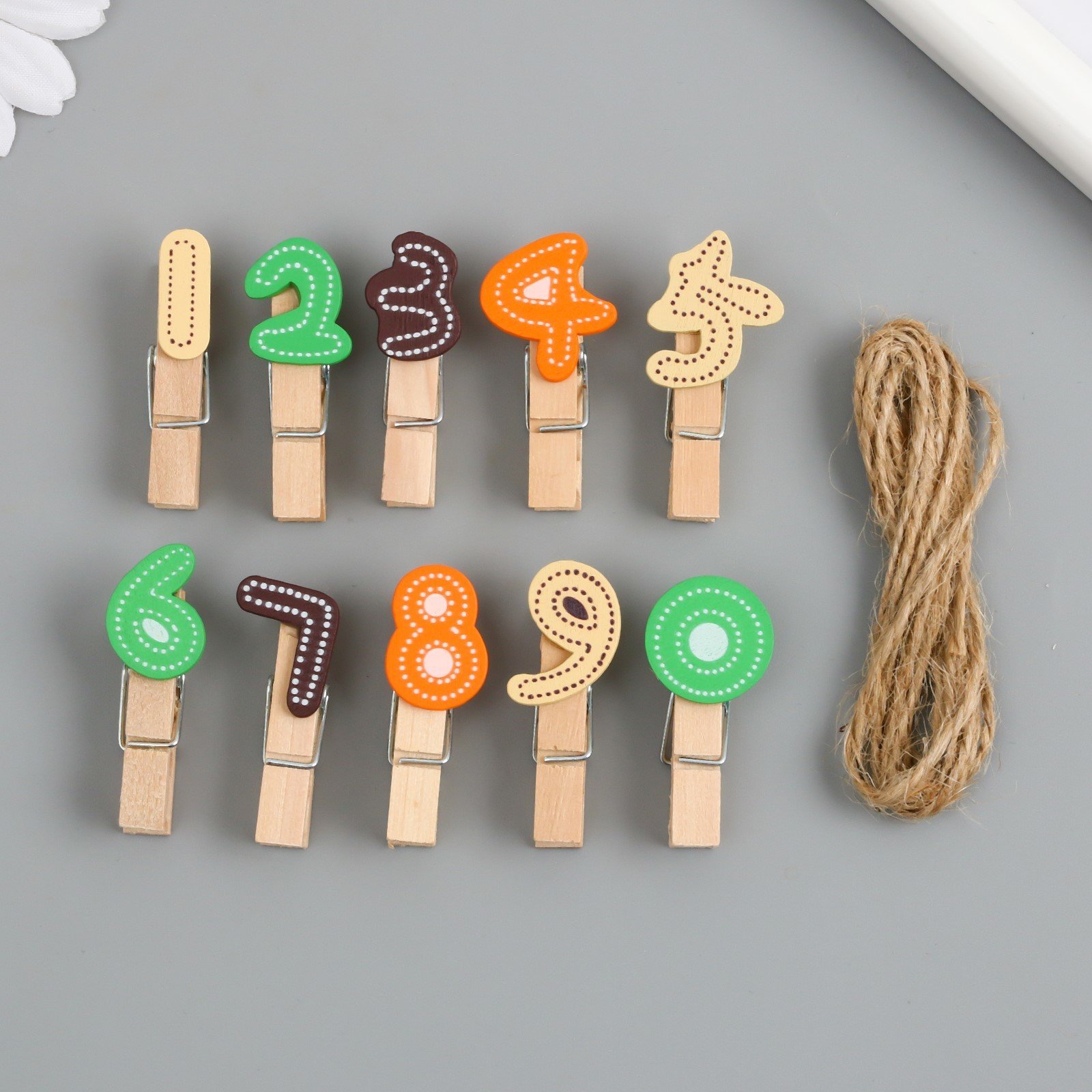 10-Piece Decorative Numbered Wooden Craft Clips with Jute Twine